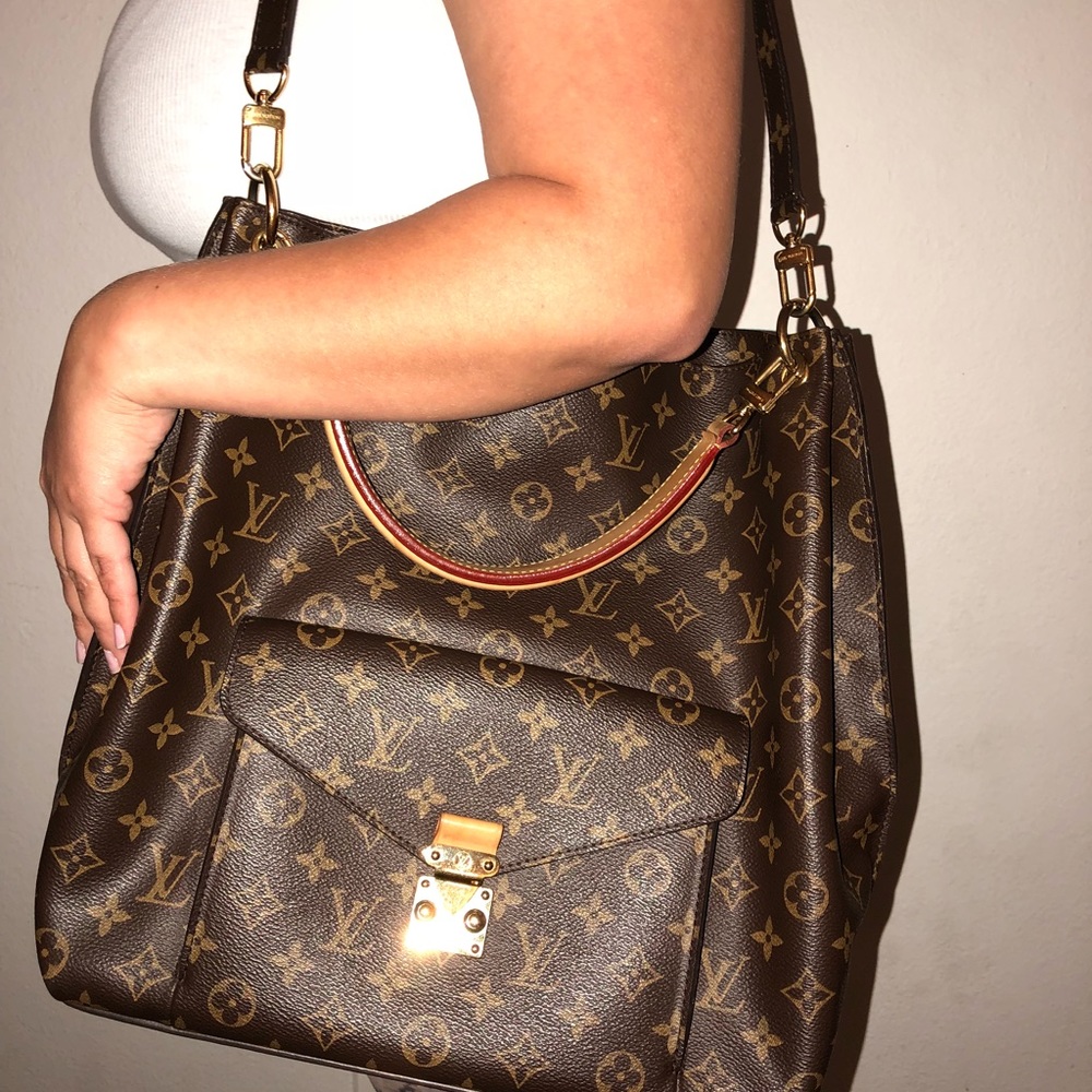 Authentic Louis Vuitton Metis Monogram